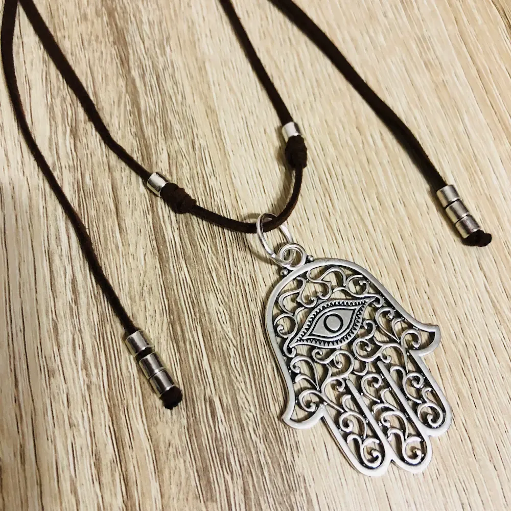 Collar gamuza y mano de Hamsa o Fátima de aleación de metales