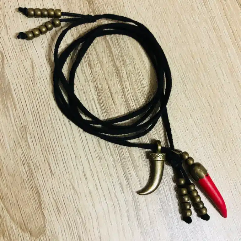 Collar gamuza y colgantes de fantasía
