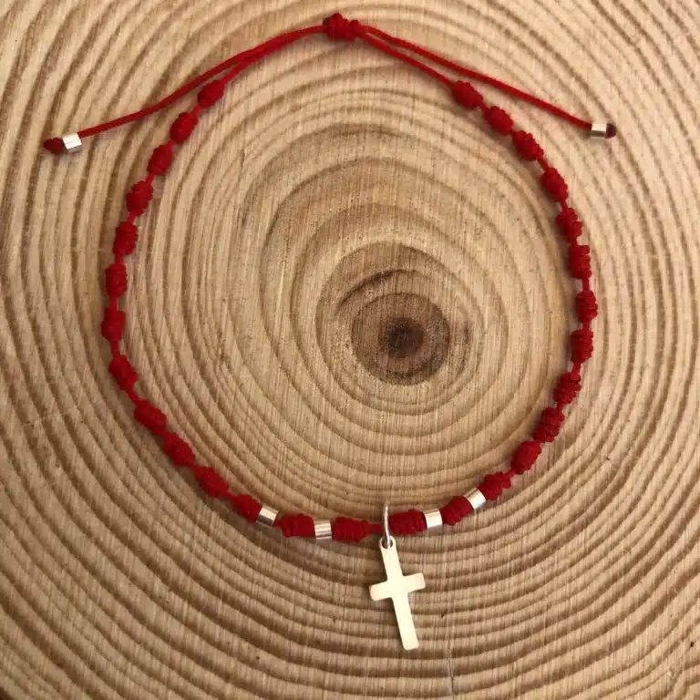 Pulsera de hilo rojo, nudos, cruz y detalles de plata 925
