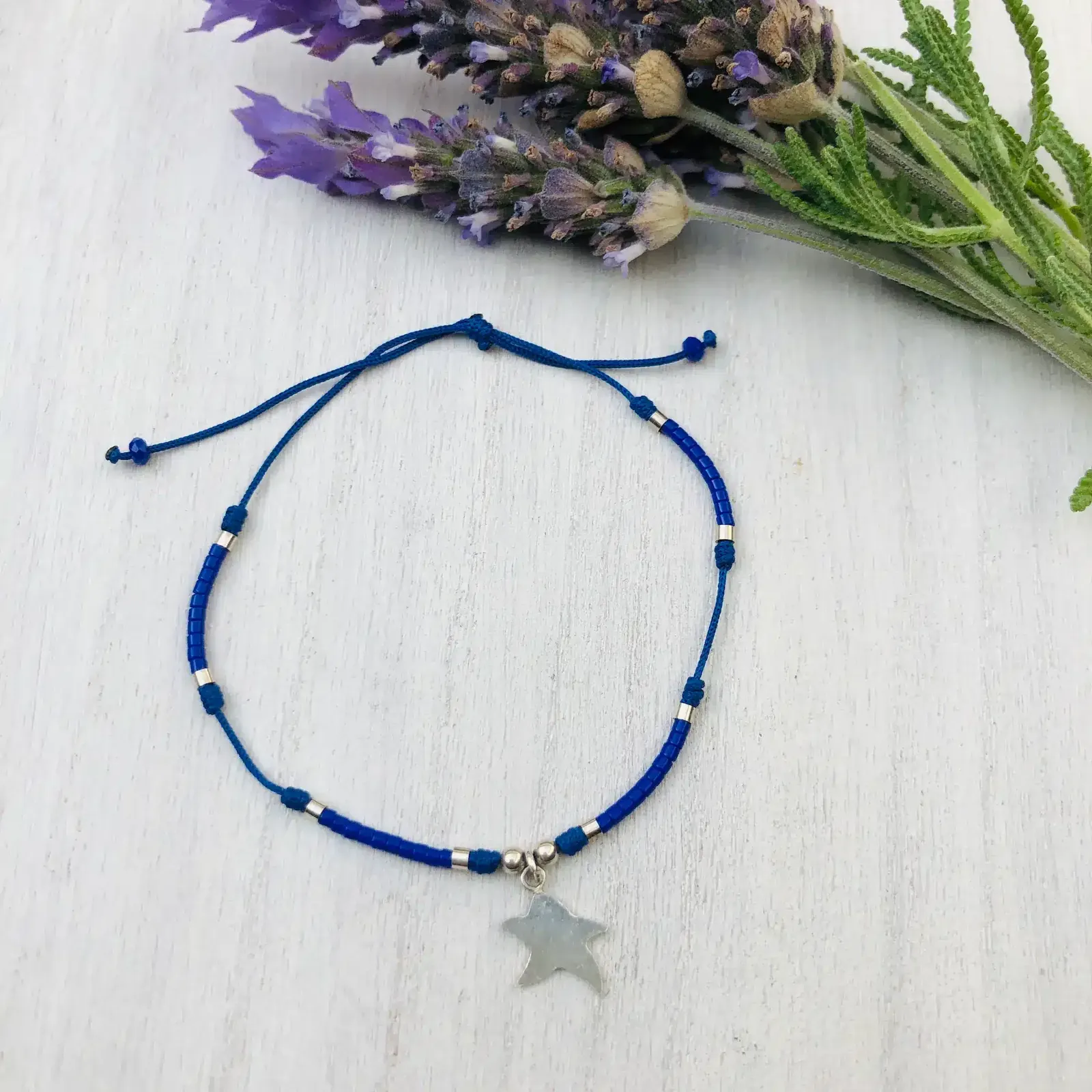 Pulsera de hilo con mostacillas miyuki calibradas y detalles y colgante de plata 925 Estrella