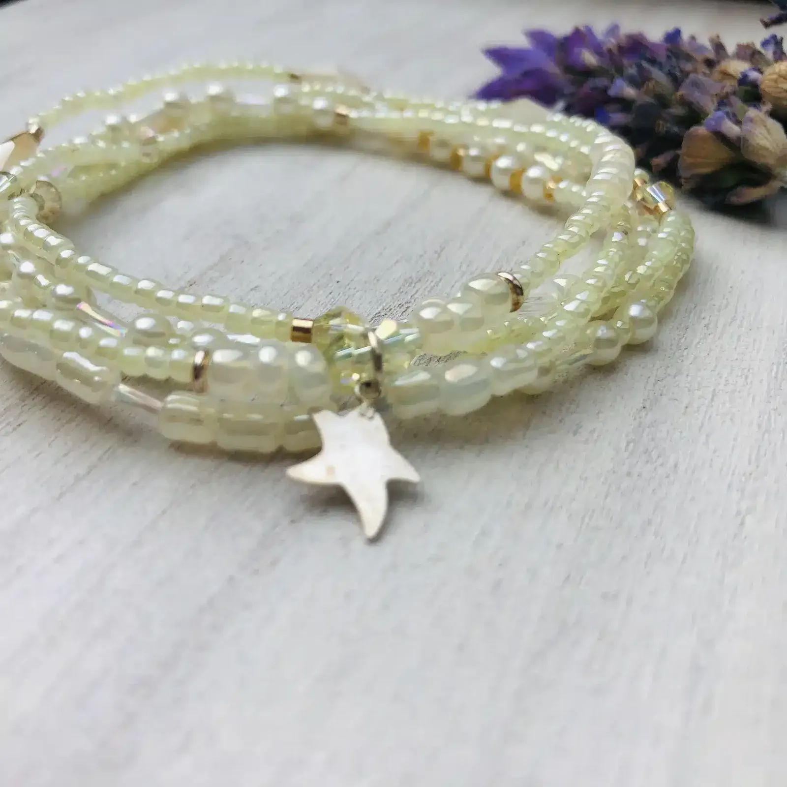 Pulsera elasticada mostacillas colgantes y detalles de plata 925