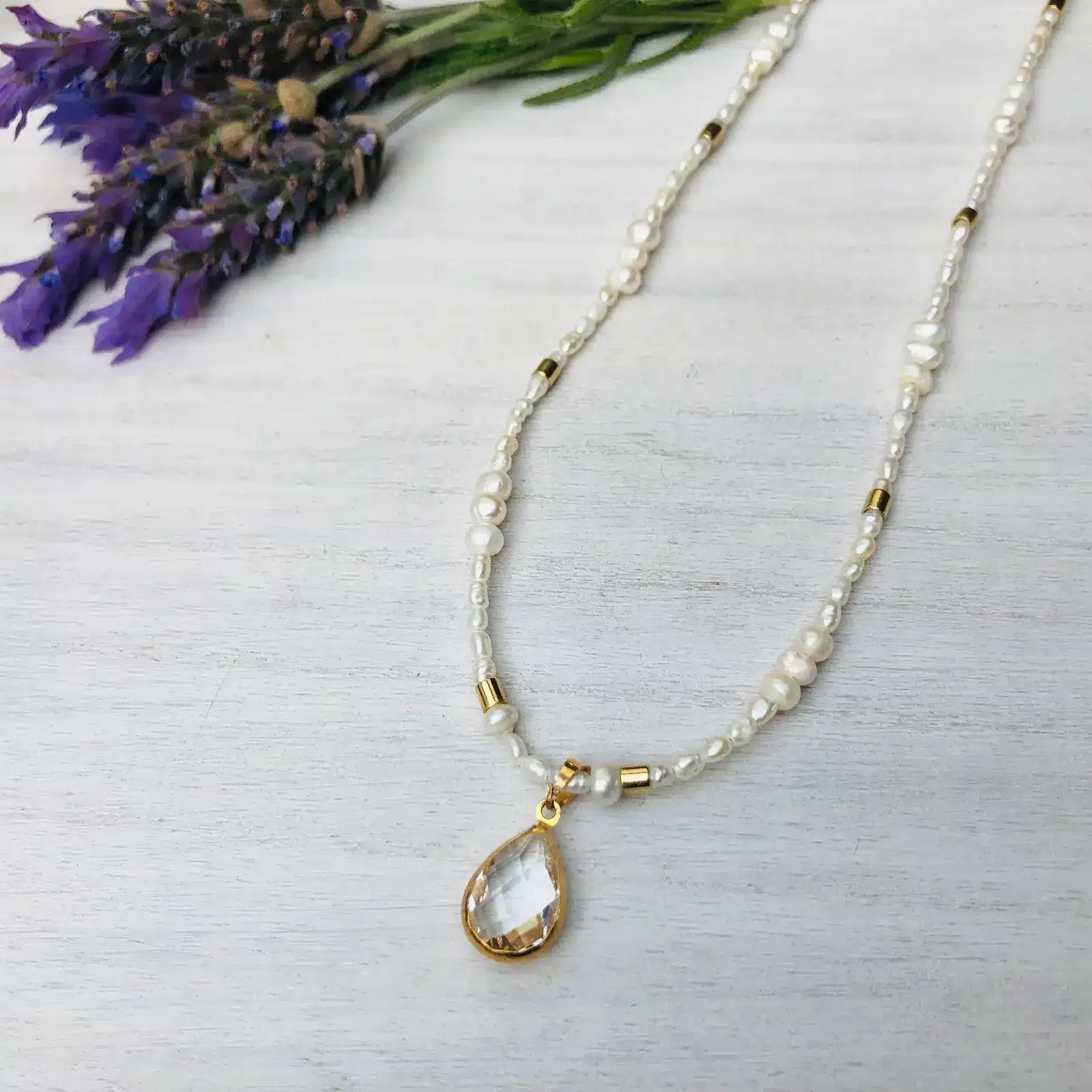 Collar corto piedras de río pequeñas y colgante baño oro