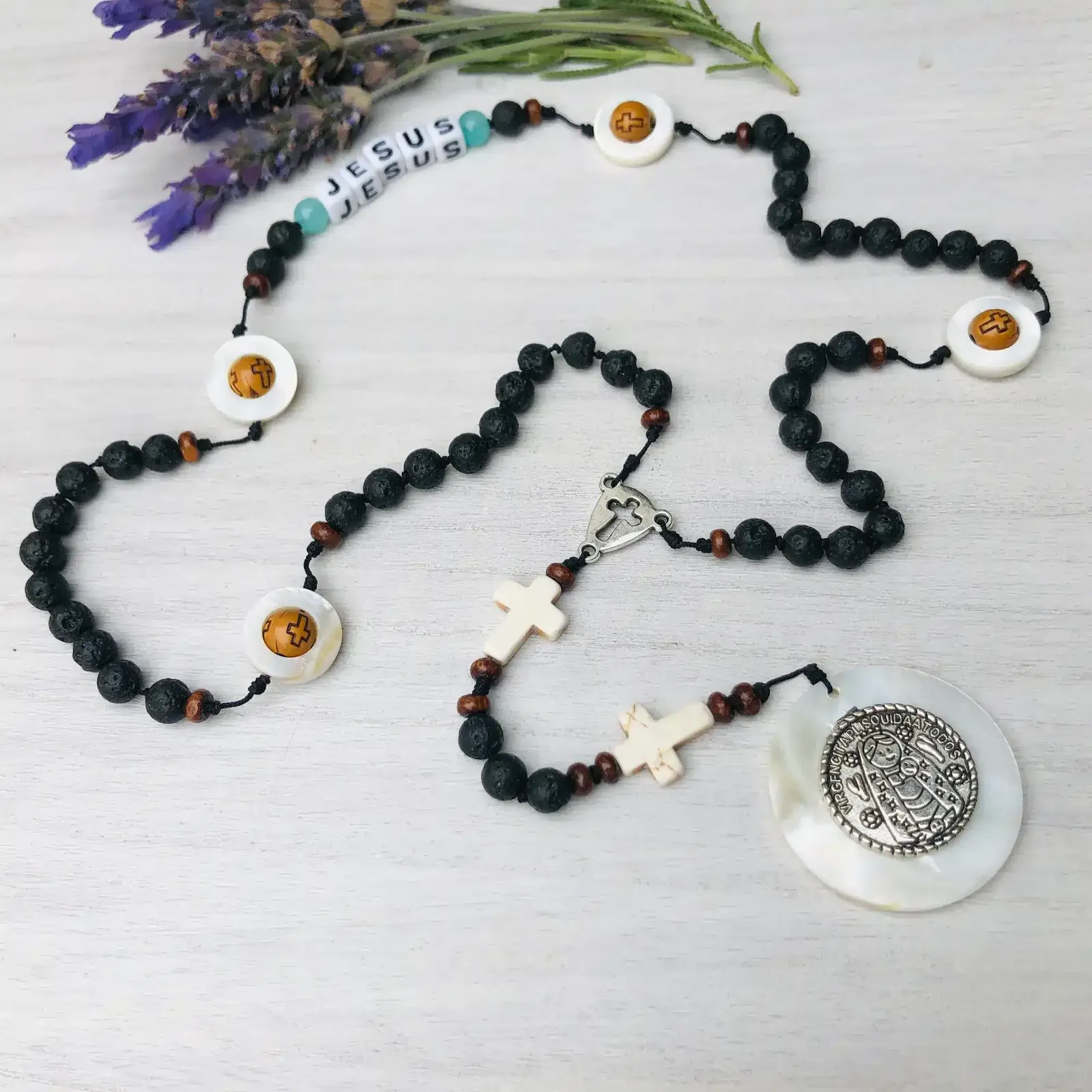 Rosario de piedras volcánicas,  colgante de nacar. Personalizado
