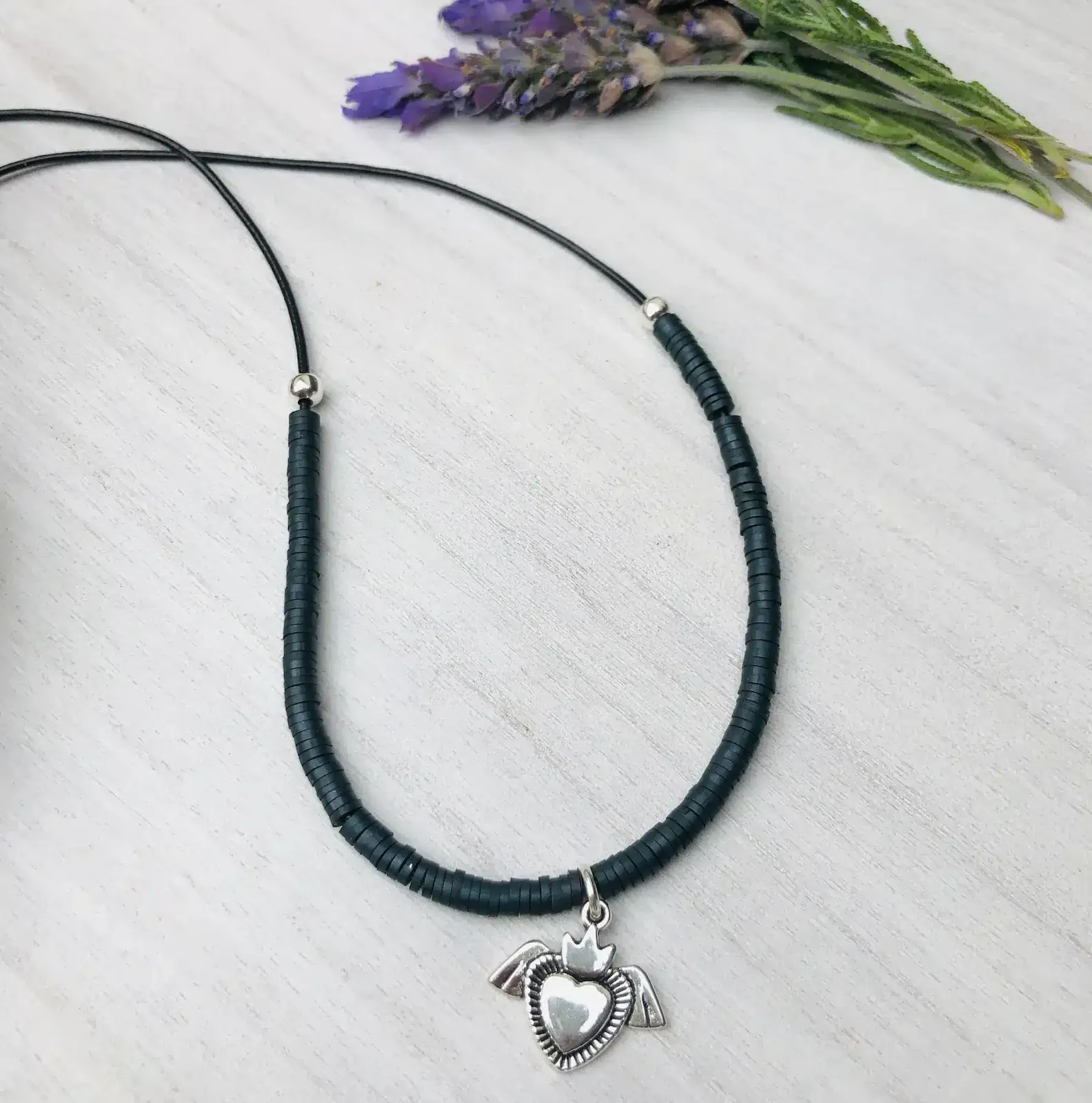 Collar cuero, caucho y colgante de metal corazón alado