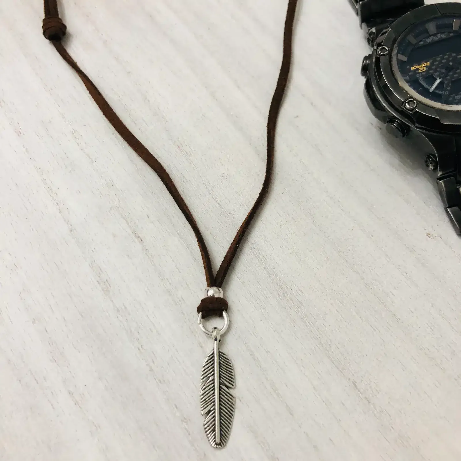 Collar para hombre cordón y colgante pluma