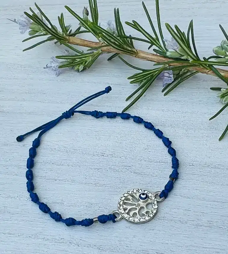 Pulsera de hilo azul con nuditos y dije ojo turco esmaltado