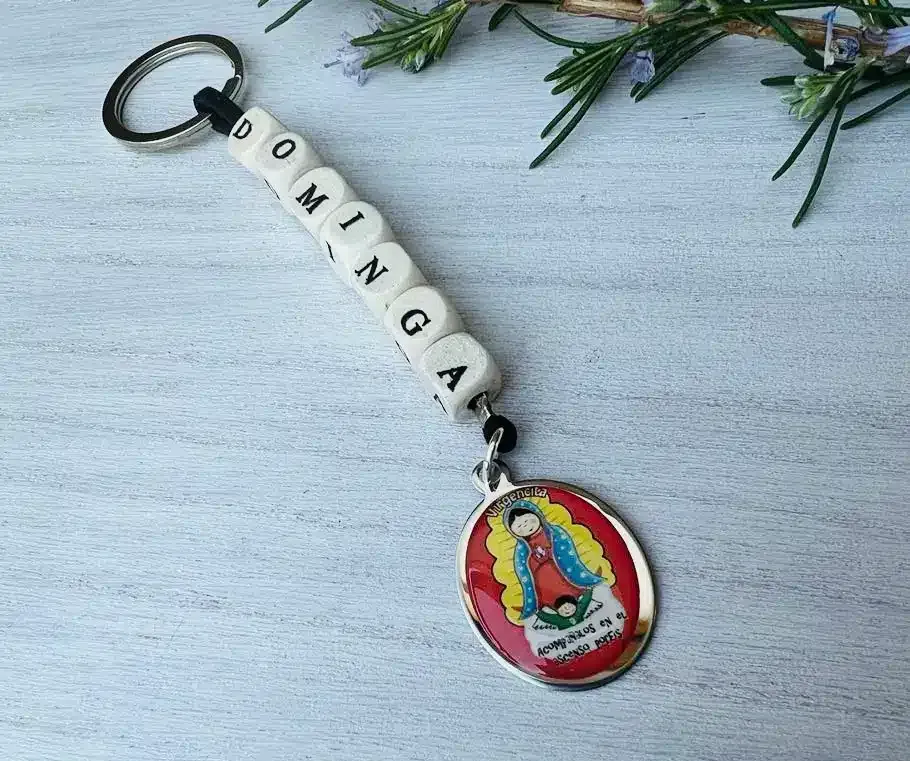 Llavero con nombre personalizado y virgen