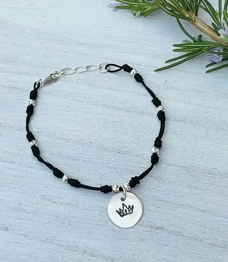 Pulsera de hilo negro, colgante de plata corona, cuentas, broche y cadena de plata 925