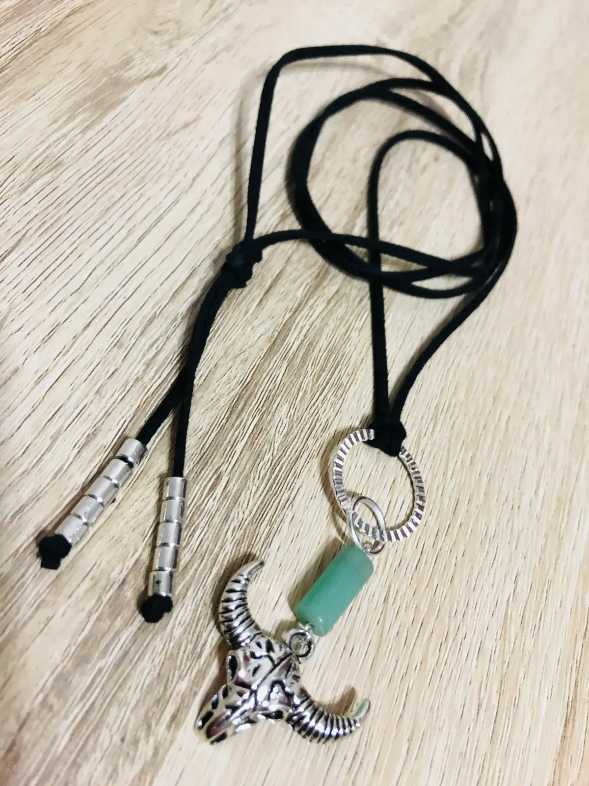 Collar de gamuza, piedra y colgante de cachos de toro